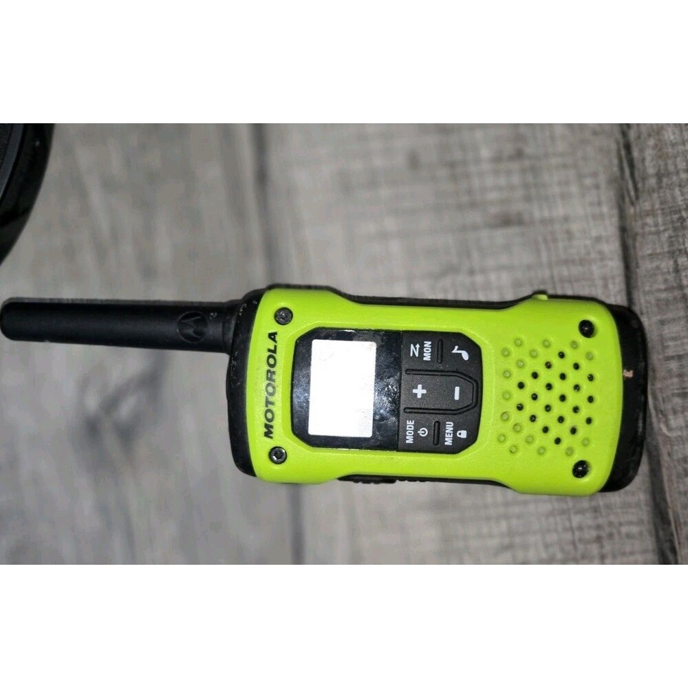 One  Motorola Talk About T600 H20 Water Resistant 35 Mile Range Two Way Radio